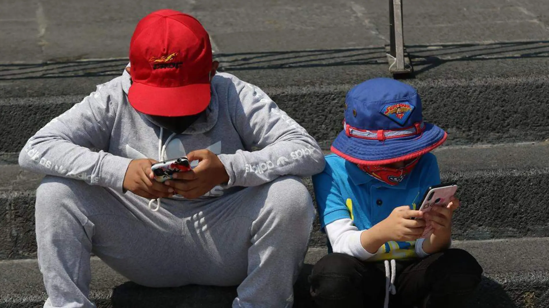 Se dice que las más recientes generaciones nacieron con el celular en la mano